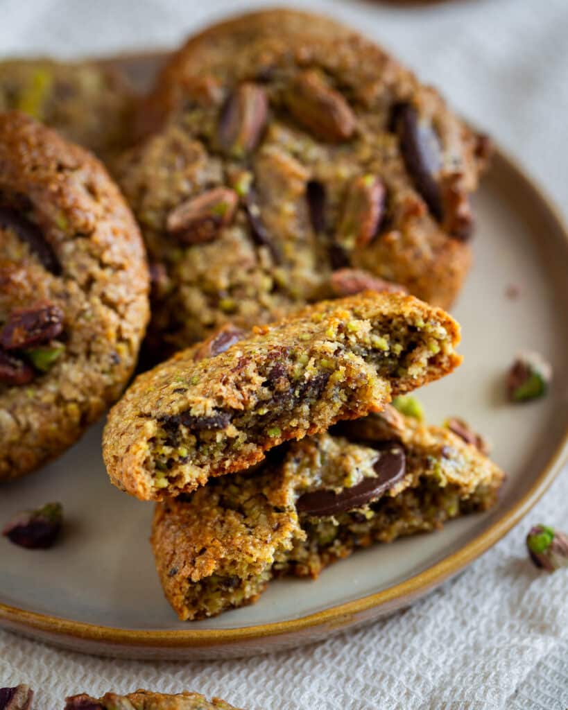 Découvrez nos cookies vegan à la pistache : une recette sans beurre, sans œuf et sans gluten, croquante et pleine de goût. Parfaits pour un goûter rapide.
