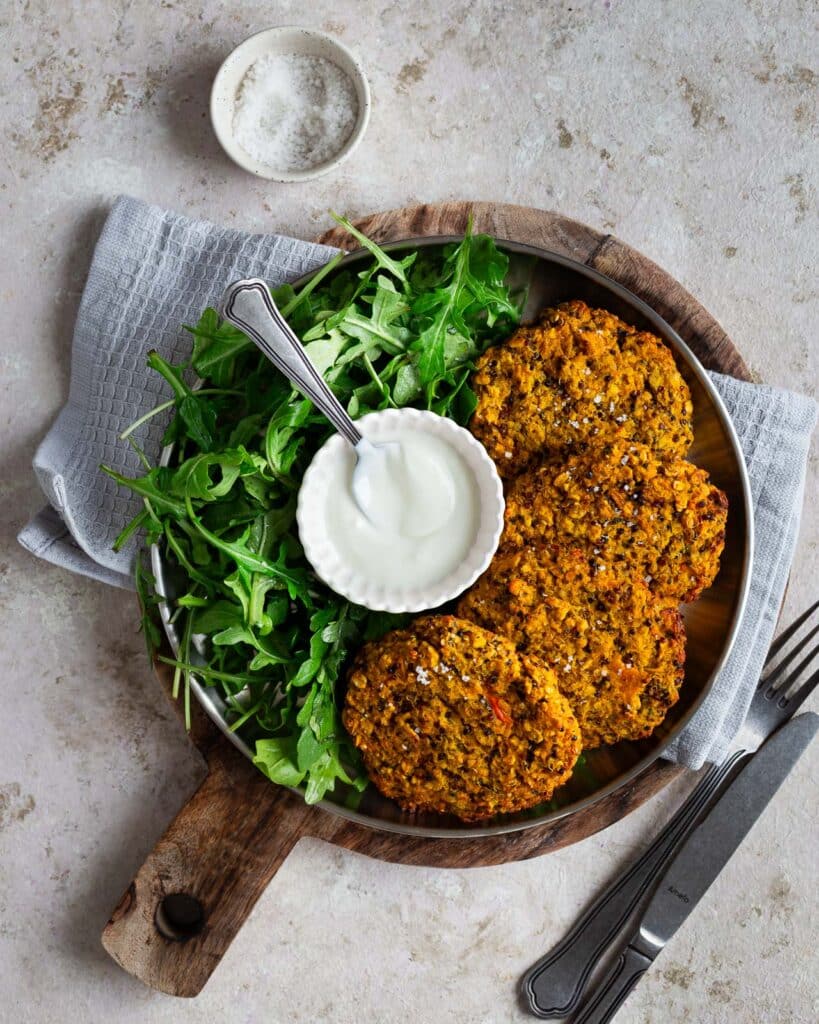 Recette facile et équilibrée de galettes de potimarron et quinoa, riches en protéines végétales. Cuites au four parfaites pour un repas sain.