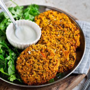 Recette facile et équilibrée de galettes de potimarron et quinoa, riches en protéines végétales. Cuites au four parfaites pour un repas sain.