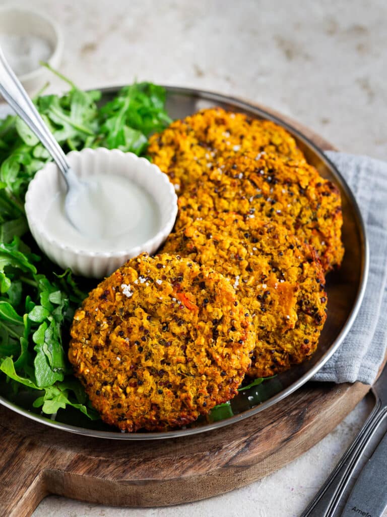 Recette facile et équilibrée de galettes de potimarron et quinoa, riches en protéines végétales. Cuites au four parfaites pour un repas sain.