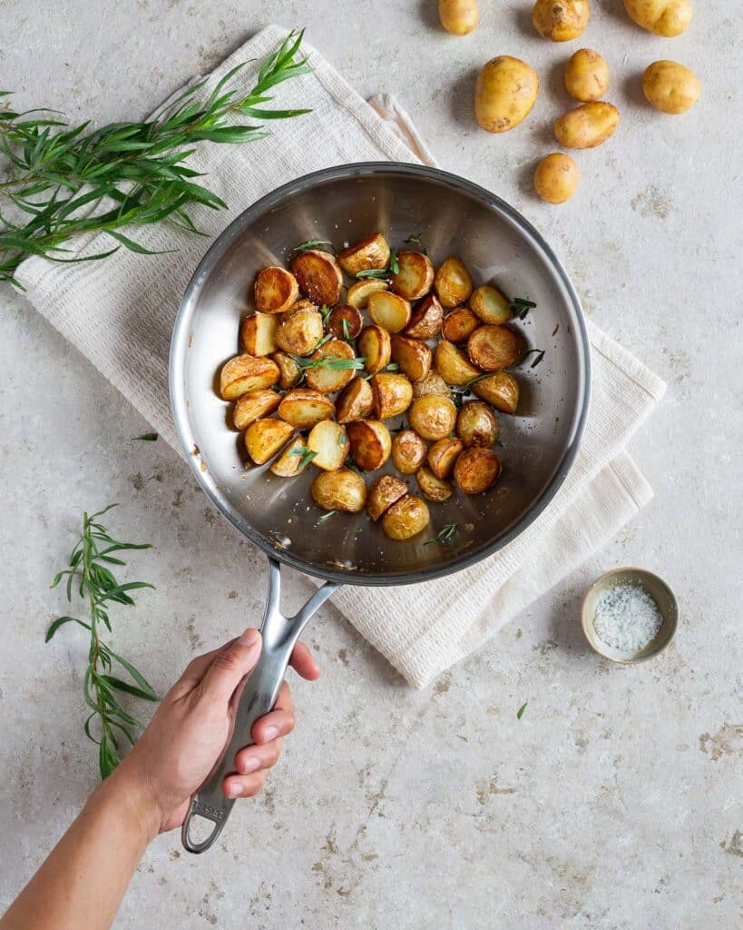 Choisir une poêle en inox : conseils concrets pour investir dans du matériel durable. Multicouche, type d’inox, compatibilité… je vous guide.