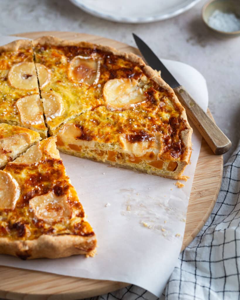 Recette de quiche butternut poireau chèvre, un plat simple avec des légumes d’automne. Facile à préparer pour les soirs de semaine.