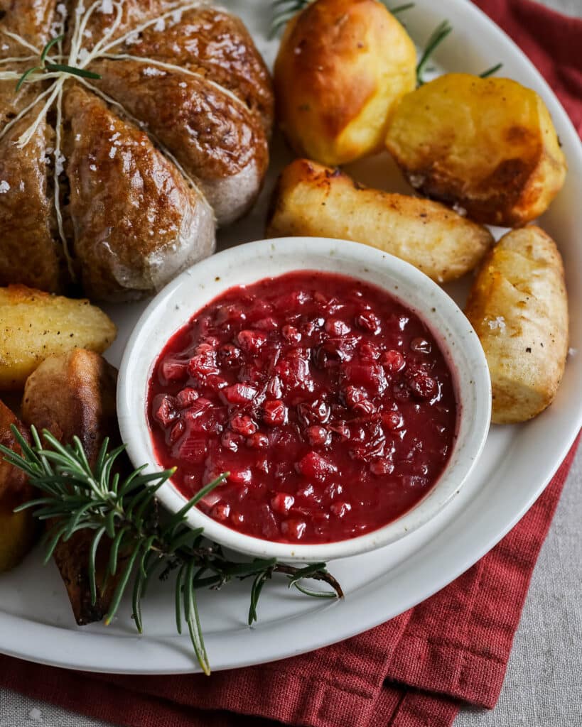 Recette de sauce aux airelles rapide, parfaite pour les repas de fête. Acidulée, sucrée-salée et facile à préparer avec des airelles en bocal.