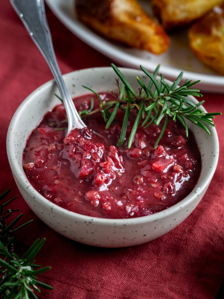 Recette de sauce aux airelles rapide, parfaite pour les repas de fête. Acidulée, sucrée-salée et facile à préparer avec des airelles en bocal.