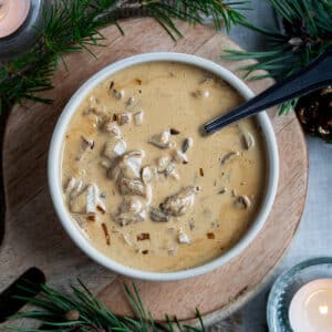 Recette de sauce aux cèpes onctueuse et parfumée, parfaite pour accompagner un rôti, un gratin ou votre repas de Noël.