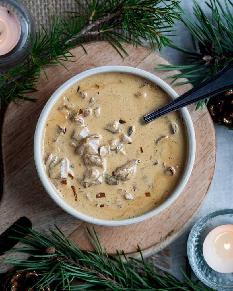 Recette de sauce aux cèpes onctueuse et parfumée, parfaite pour accompagner un rôti, un gratin ou votre repas de Noël.