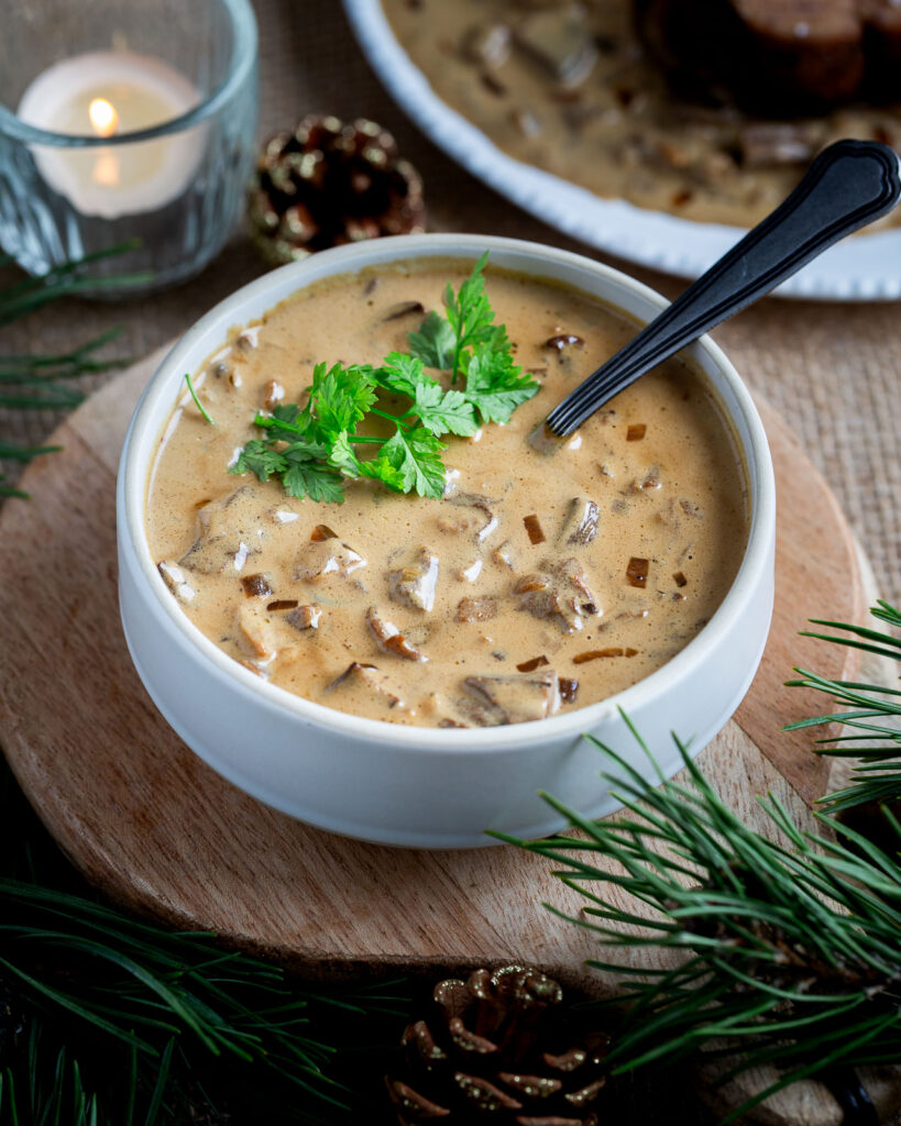 Recette de sauce aux cèpes onctueuse et parfumée, parfaite pour accompagner un rôti, un gratin ou votre repas de Noël.