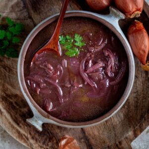 Découvrez la sauce aux échalotes toute simple : une recette économique, rapide et pleine de goût, parfaite pour accompagner steaks et rôtis.