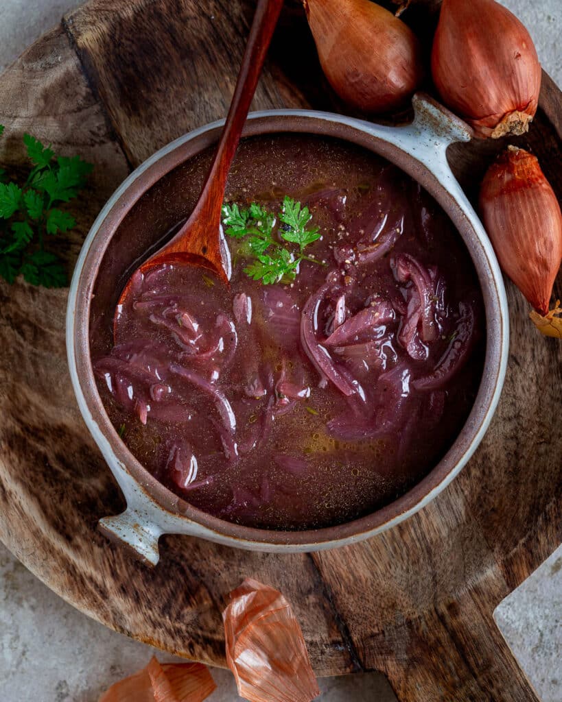 Découvrez la sauce aux échalotes toute simple : une recette économique, rapide et pleine de goût, parfaite pour accompagner steaks et rôtis.