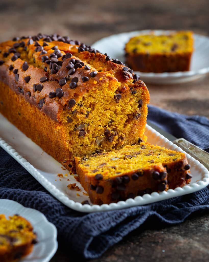 Un cake potimarron et chocolat vegan, incroyablement moelleux. Facile à préparer, parfumé et adaptable avec vos noix préférées !
