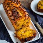 Un cake potimarron et chocolat vegan, incroyablement moelleux. Facile à préparer, parfumé et adaptable avec vos noix préférées !