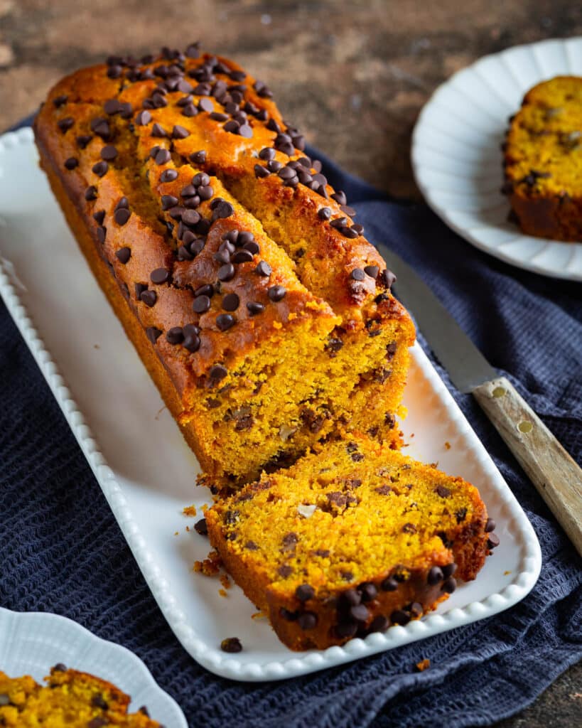 Un cake potimarron et chocolat vegan, incroyablement moelleux. Facile à préparer, parfumé et adaptable avec vos noix préférées !