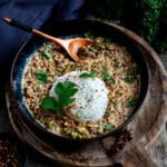 Un plat réconfortant à base de lentilles, de chou kale et de garam masala. Nourrissant, parfumé et parfait pour l’hiver.