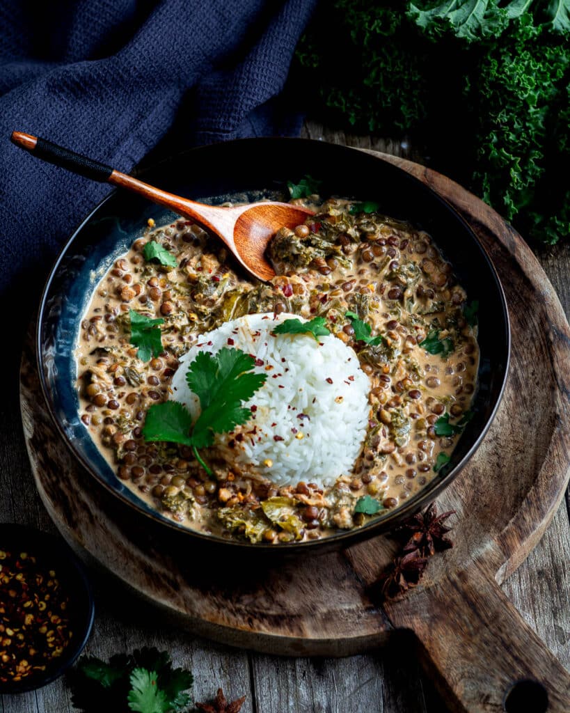 Un plat réconfortant à base de lentilles, de chou kale et de garam masala. Nourrissant, parfumé et parfait pour l’hiver.