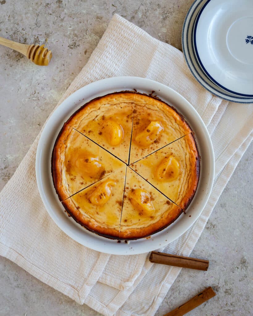 Melopita, le gâteau grec au miel prêt en quelques minutes : une recette facile et légère, semblable au cheesecake. À découvrir sans attendre !