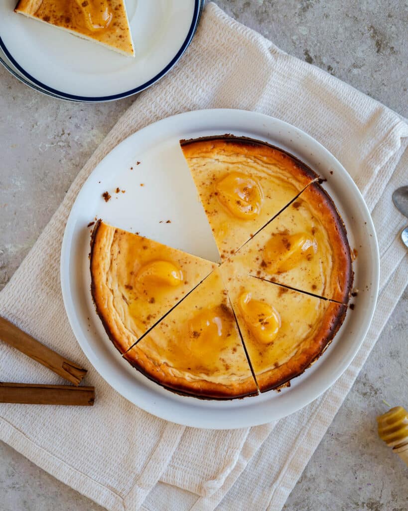 Melopita, le gâteau grec au miel prêt en quelques minutes : une recette facile et légère, semblable au cheesecake. À découvrir sans attendre !
