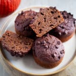 Muffins chocolat potimarron fondants et légers, sans beurre. Une recette automnale simple avec une texture fudgy irrésistible.