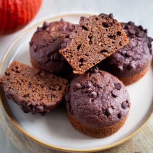 Muffins chocolat potimarron fondants et légers, sans beurre. Une recette automnale simple avec une texture fudgy irrésistible.