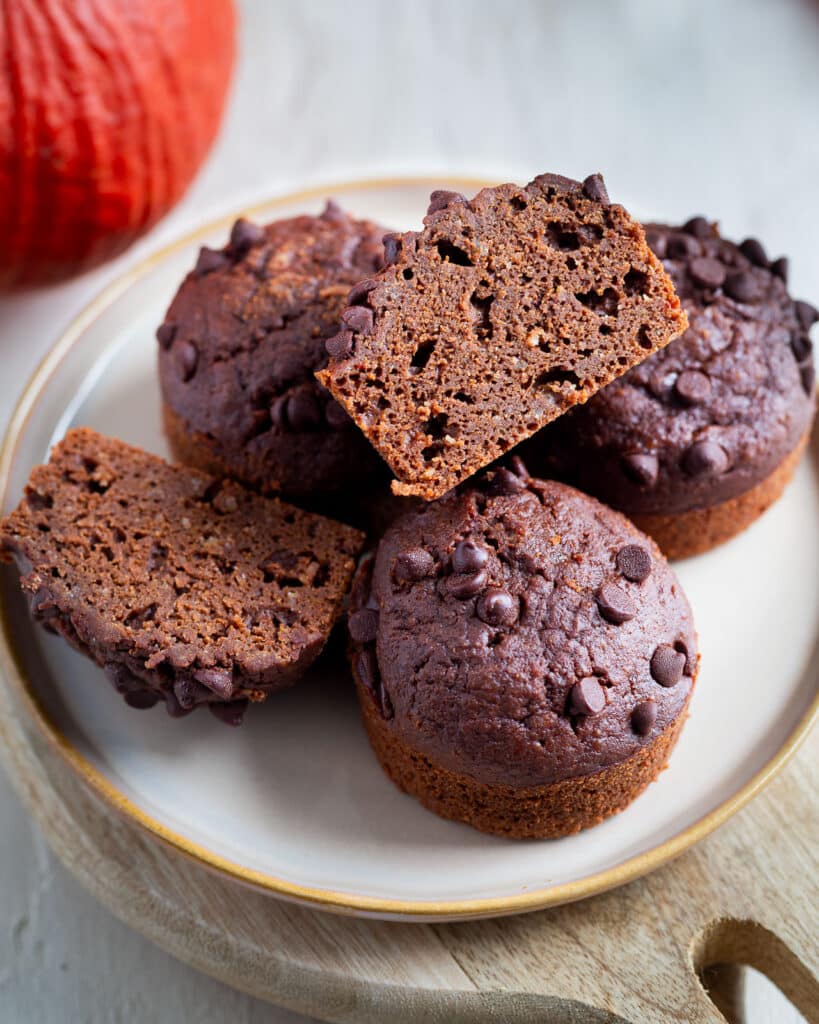 Muffins chocolat potimarron fondants et légers, sans beurre. Une recette automnale simple avec une texture fudgy irrésistible.
