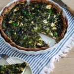 Quiche épinards feta façon spanakopita, avec ou sans pâte au sarrasin. Une version simple et parfumée, idéale pour un repas complet.