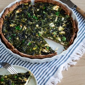 Quiche épinards feta façon spanakopita, avec ou sans pâte au sarrasin. Une version simple et parfumée, idéale pour un repas complet.