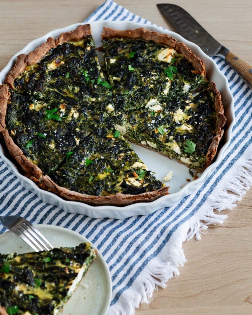 Quiche épinards feta façon spanakopita, avec ou sans pâte au sarrasin. Une version simple et parfumée, idéale pour un repas complet.