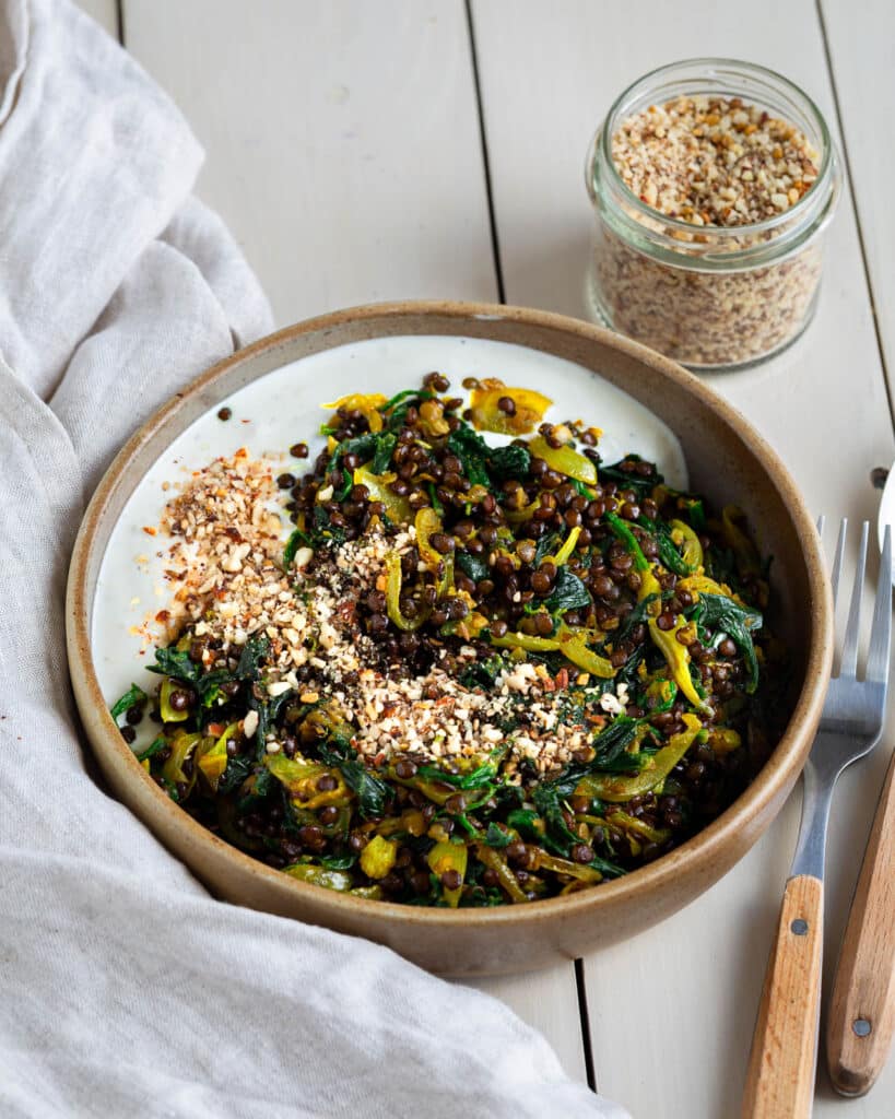 Découvrez les Lentilles aux épinards, sauce yaourt, un plat complet, rapide et parfumé. Idéal pour les soirs pressés ou les lunch box équilibrées.