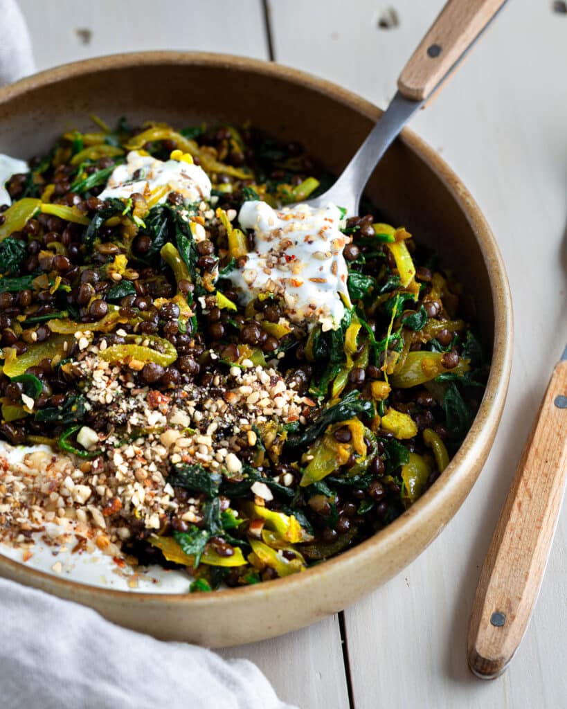 Découvrez les Lentilles aux épinards, sauce yaourt, un plat complet, rapide et parfumé. Idéal pour les soirs pressés ou les lunch box équilibrées.