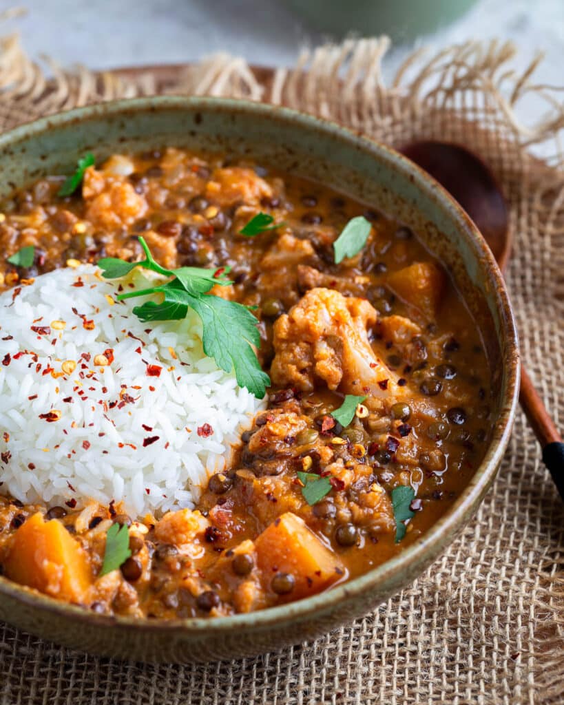 Ragoût de lentilles à la harissa, recette vegan complète, mijotée et pleine de caractère. À servir avec du riz pour un repas généreux.