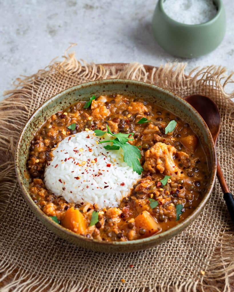 Ragoût de lentilles à la harissa, recette vegan complète, mijotée et pleine de caractère. À servir avec du riz pour un repas généreux.