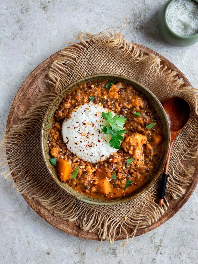 Ragoût de lentilles à la harissa, recette vegan complète, mijotée et pleine de caractère. À servir avec du riz pour un repas généreux.