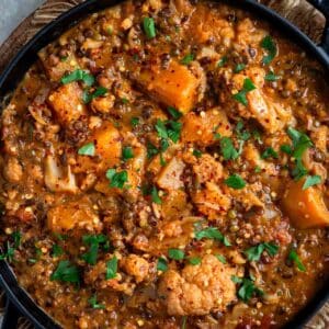 Ragoût de lentilles à la harissa, recette vegan complète, mijotée et pleine de caractère. À servir avec du riz pour un repas généreux.