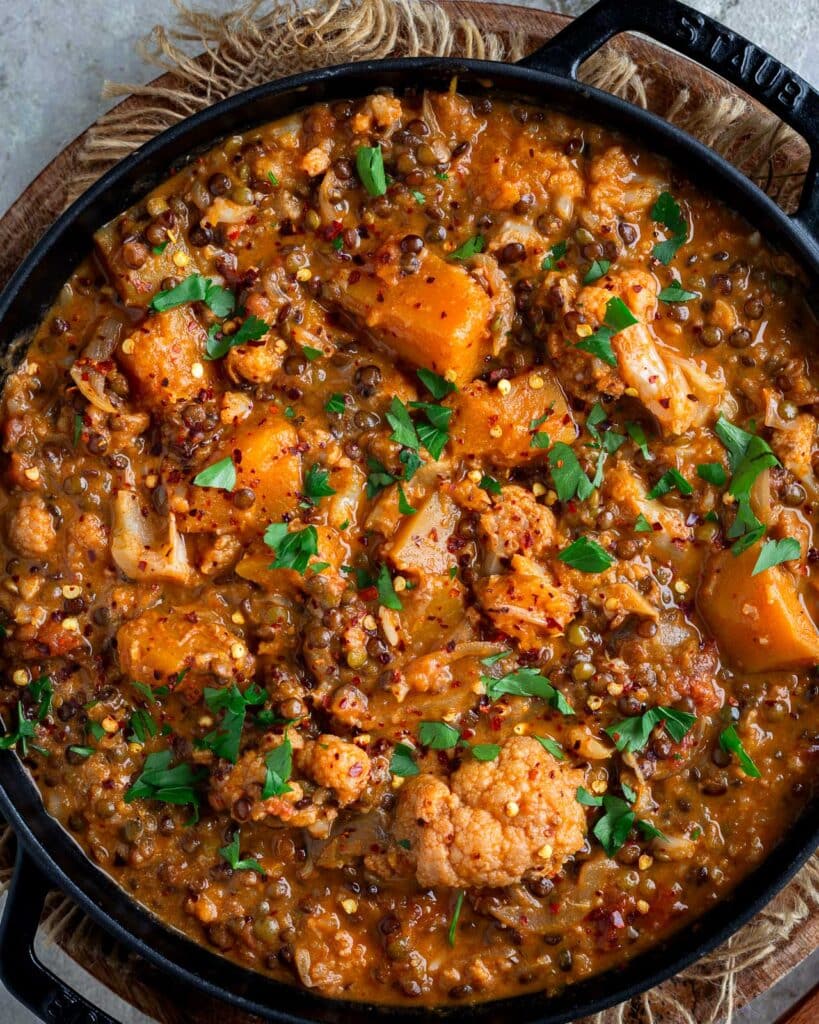 Ragoût de lentilles à la harissa, recette vegan complète, mijotée et pleine de caractère. À servir avec du riz pour un repas généreux.