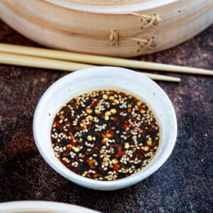 Sauce gyoza prête en 2 minutes : la sauce classique à préparer chez soi pour accompagner dumplings, beignets ou pancakes salés.