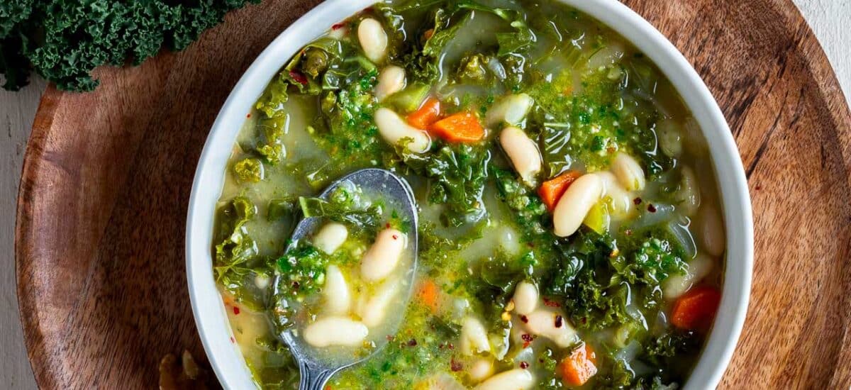 Soupe crémeuse aux haricots blancs et kale