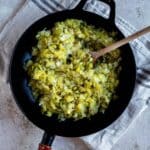Fondue de poireau facile et fondante. Une base idéale pour accompagner vos plats ou garnir quiches et tartes maison. Recette simple et rapide.