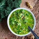 Picada noix kale facile et rapide. Un condiment plein de caractère pour relever soupes, pâtes et légumes en quelques secondes.