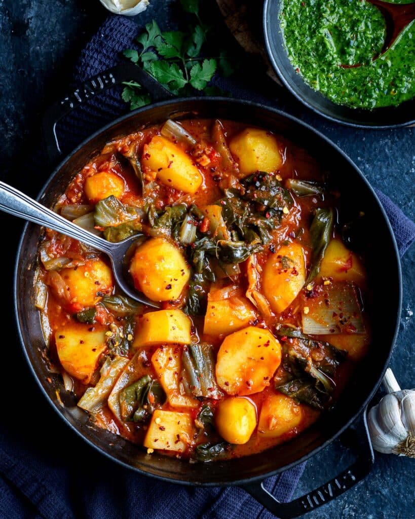 Découvrez ce ragoût blettes, pommes de terre, tomate : une recette mijotée facile, fondante et parfumée, idéale pour cuisiner les blettes autrement.