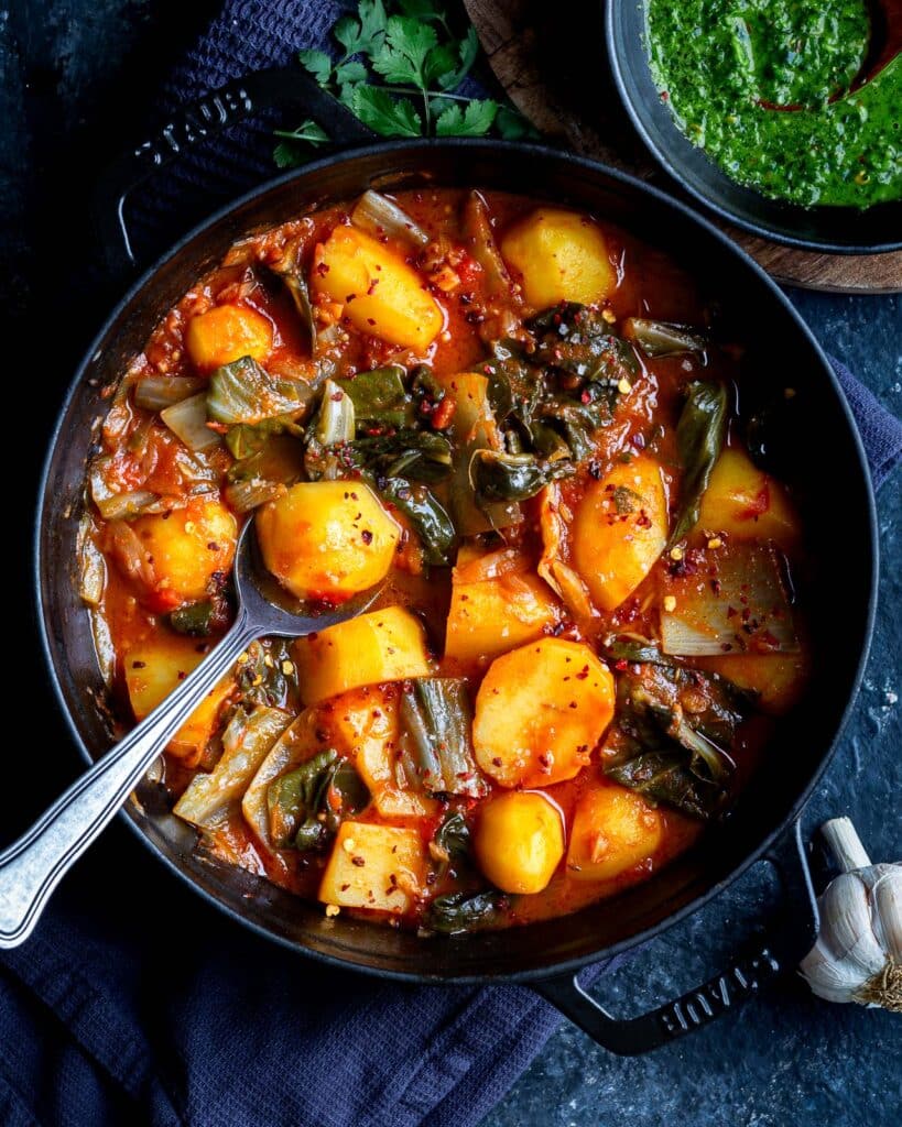 Découvrez ce ragoût blettes, pommes de terre, tomate : une recette mijotée facile, fondante et parfumée, idéale pour cuisiner les blettes autrement.