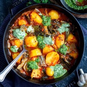 Découvrez ce ragoût blettes, pommes de terre, tomate : une recette mijotée facile, fondante et parfumée, idéale pour cuisiner les blettes autrement.