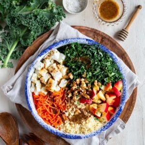 Salade de kale, pomme et feta avec boulgour et noix. Une salade croquante, fraîche et nourrissante avec une vinaigrette qui change tout.