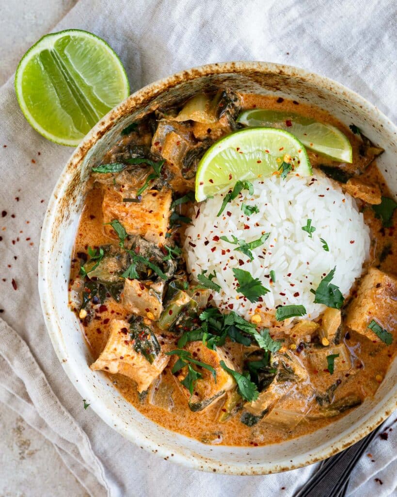 Craquez pour ce tofu et blettes au curry jaune : une recette végétarienne facile, crémeuse et parfumée, parfaite pour un repas sain et dépaysant.
