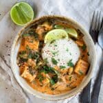 Craquez pour ce tofu et blettes au curry jaune : une recette végétarienne facile, crémeuse et parfumée, parfaite pour un repas sain et dépaysant.