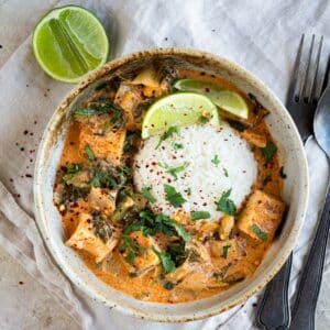 Craquez pour ce tofu et blettes au curry jaune : une recette végétarienne facile, crémeuse et parfumée, parfaite pour un repas sain et dépaysant.