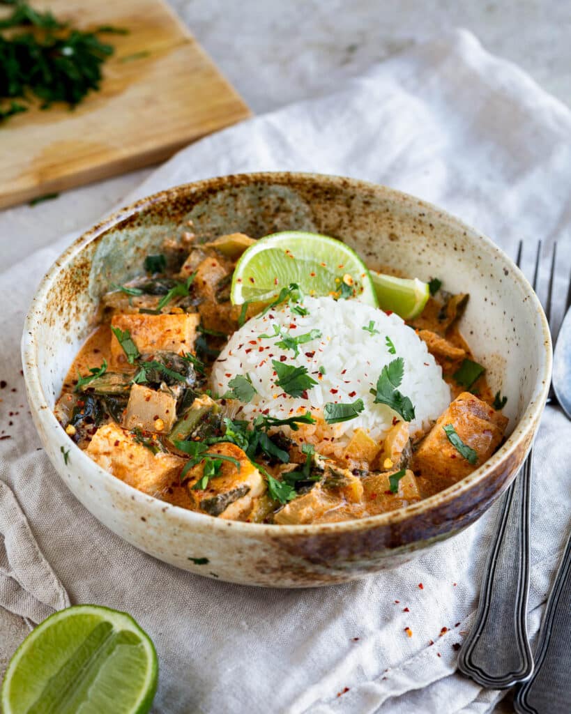 Craquez pour ce tofu et blettes au curry jaune : une recette végétarienne facile, crémeuse et parfumée, parfaite pour un repas sain et dépaysant.