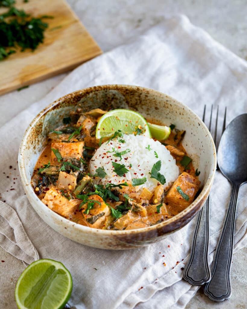 Craquez pour ce tofu et blettes au curry jaune : une recette végétarienne facile, crémeuse et parfumée, parfaite pour un repas sain et dépaysant.