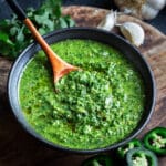 Découvrez le zhoug coriandre et menthe, une sauce facile, fraîche et légèrement relevée pour transformer légumes, riz et grillades en plats pleins de caractère.
