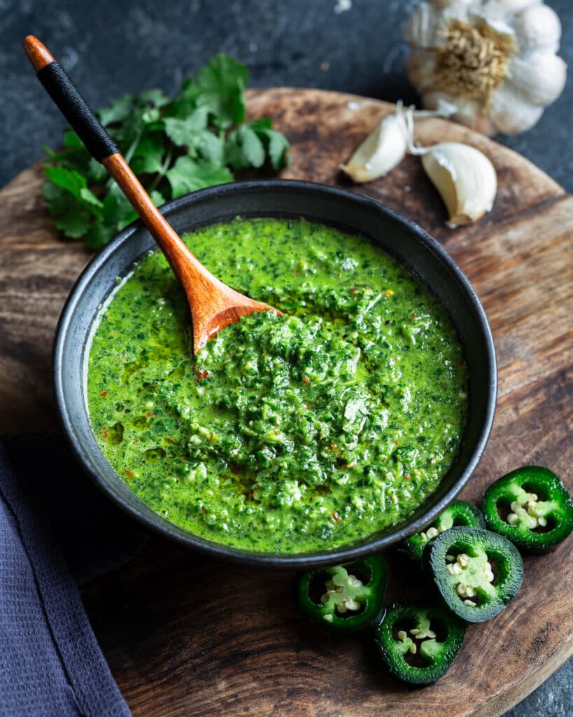 Découvrez le zhoug coriandre et menthe, une sauce facile, fraîche et légèrement relevée pour transformer légumes, riz et grillades en plats pleins de caractère.