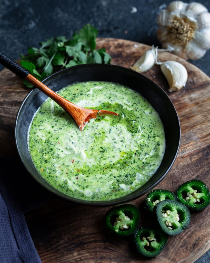 Découvrez le zhoug coriandre et menthe, une sauce facile, fraîche et légèrement relevée pour transformer légumes, riz et grillades en plats pleins de caractère.