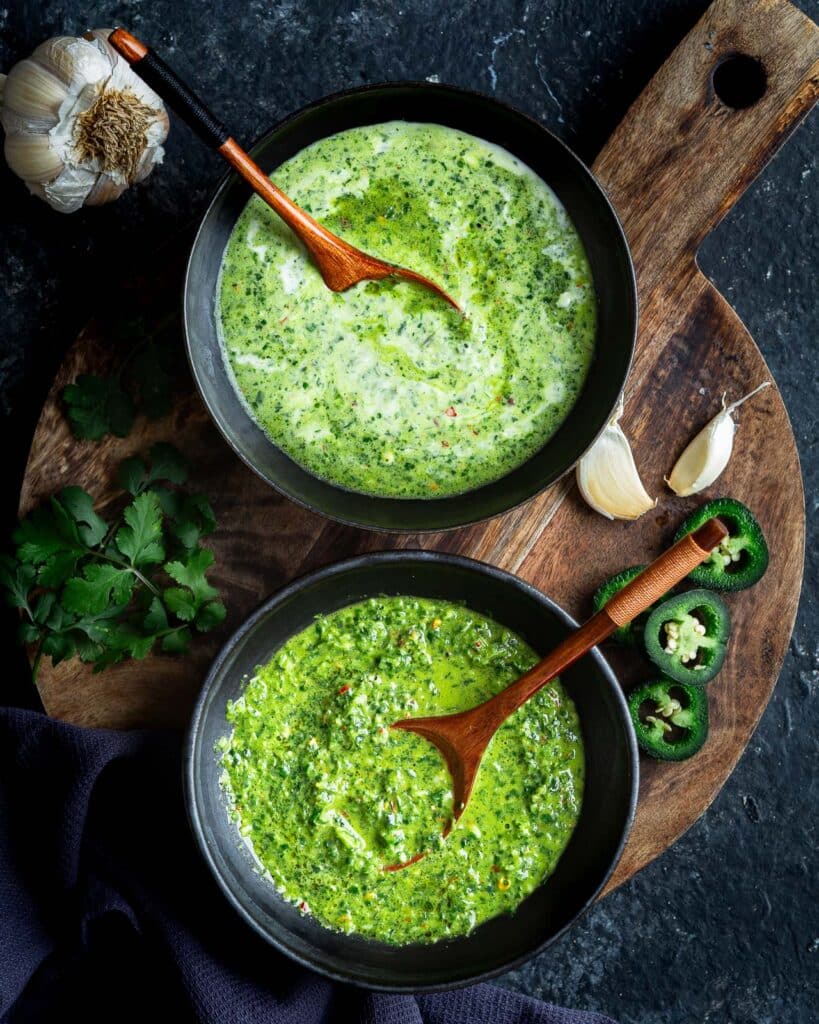 Découvrez le zhoug coriandre et menthe, une sauce facile, fraîche et légèrement relevée pour transformer légumes, riz et grillades en plats pleins de caractère.